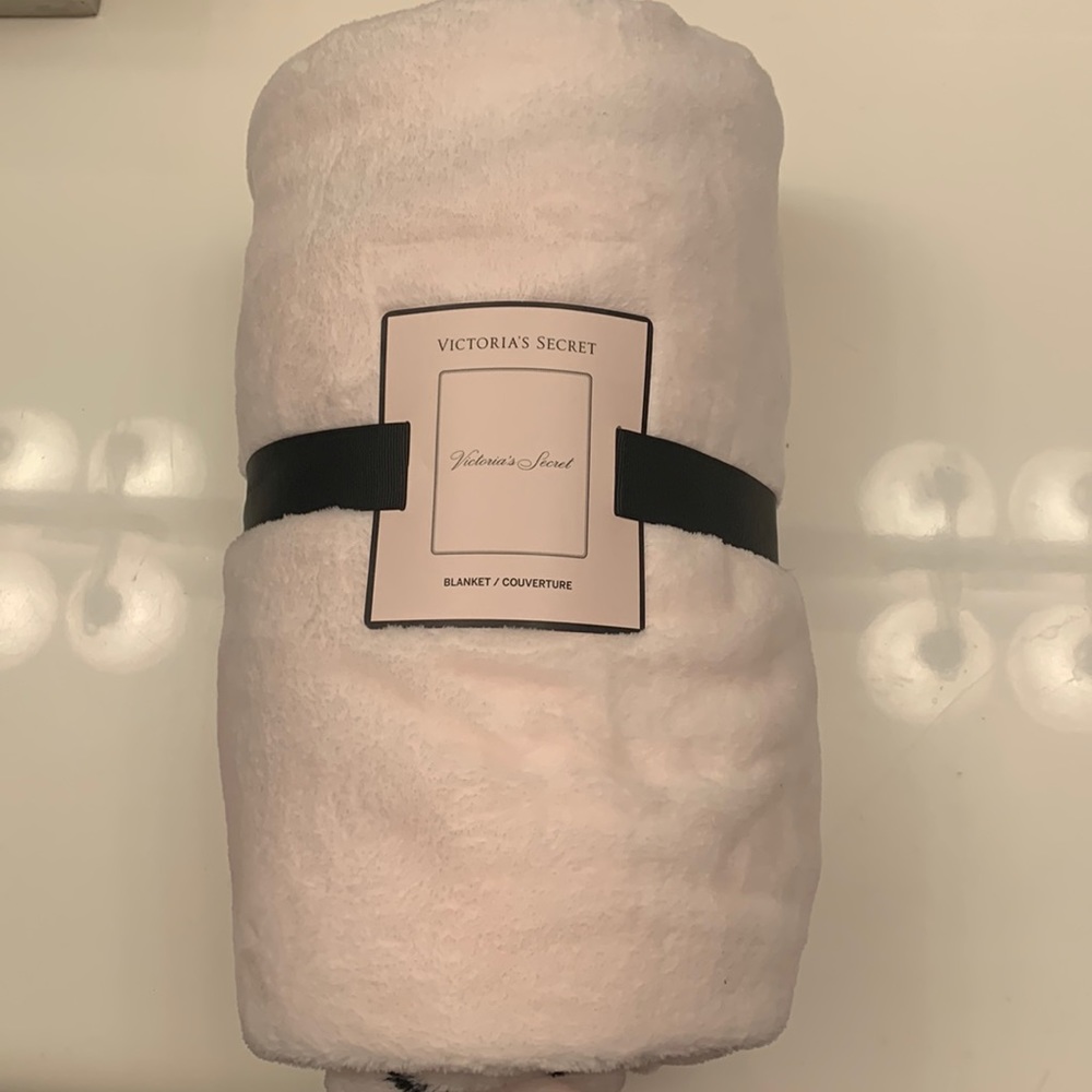 NWT!!  Victoria’s Secret plush, baby pink blanket
